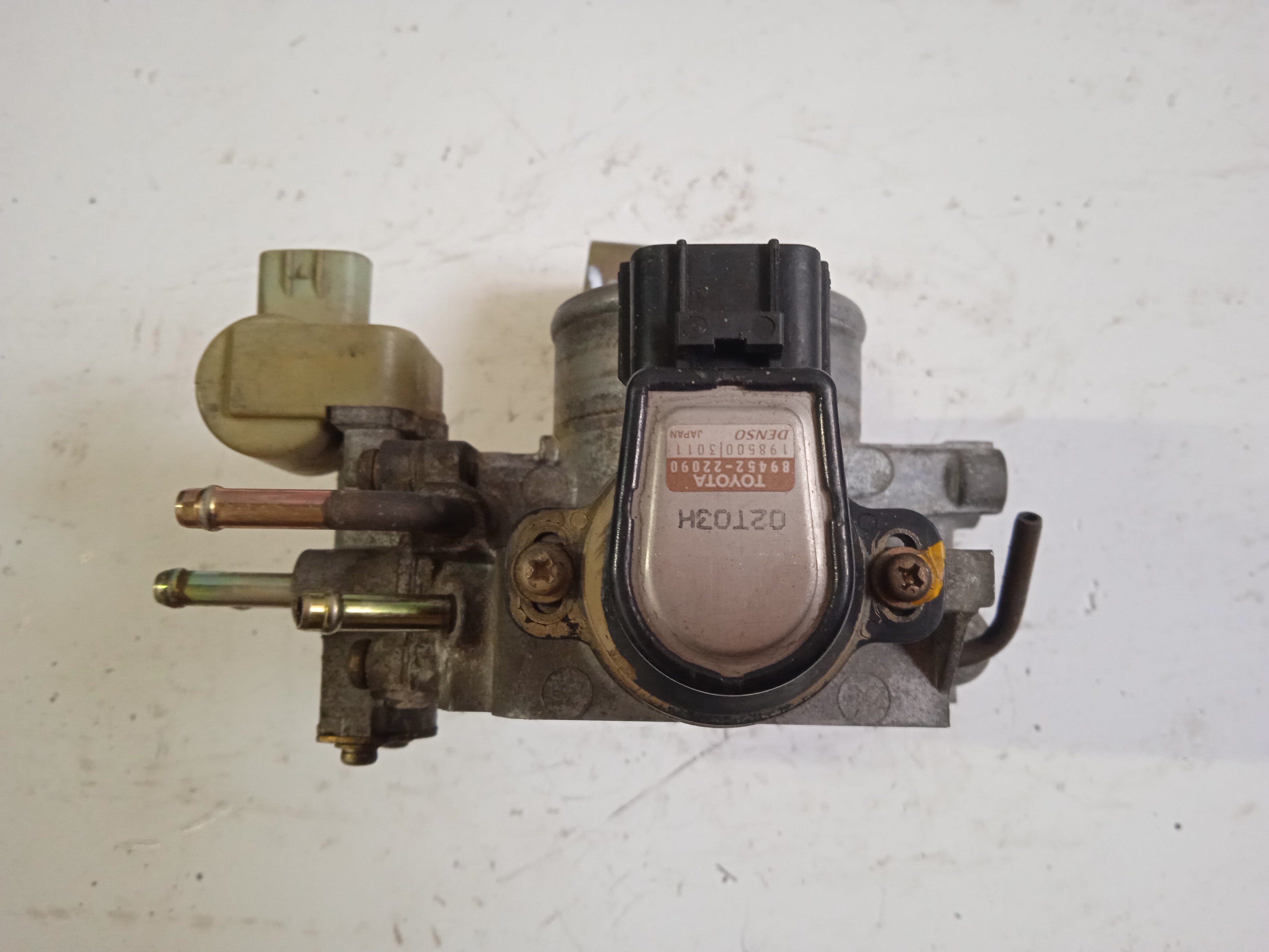 ЗАСЛОНКА ДРОССЕЛЬНАЯ/TOY/4E-FE/5E-FE/COROLLA II/CORSA/CYNOS/STARLET/TERCEL/CALDINA/COROLLA/RAUM/SPRINTER/EL51/EL52/EL52C/EP91/EP95/ET196/EE101/EE102V/EE103V/EE104G/EE111/EL53/EL55/ET196V/EXZ10/EXZ15/КЛАПАН ХХ СЕРЫЙ/4 БОЛЬШ И 1 МАЛ ТРУБКА